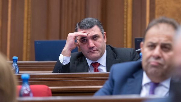 Депутат Геворг Костанян на внеочередном заседании Парламента Армении (24 октября 2018). Еревaн Депутат Геворг Костанян на внеочередном заседании Парламента Армении (24 октября 2018). Еревaн - Sputnik Արմենիա