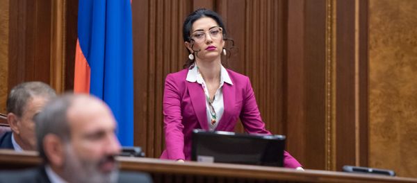 Вице-спикер Парламента Арпине Ованнисян на внеочередном заседании Парламента Армении (24 октября 2018). Еревaн Вице-спикер Парламента Арпине Ованнисян на внеочередном заседании Парламента Армении (24 октября 2018). Еревaн - Sputnik Армения