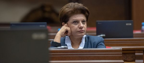 Депутат Карине Аджемян на внеочередном заседании Парламента Армении (24 октября 2018). Еревaн - Sputnik Արմենիա
