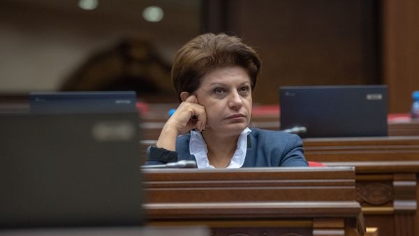 Депутат Карине Аджемян на внеочередном заседании Парламента Армении (24 октября 2018). Еревaн - Sputnik Արմենիա