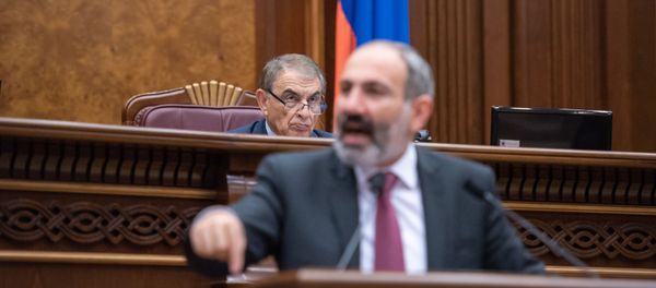 Спикер Парламента Ара Баблоян на внеочередном заседании Парламента Армении (24 октября 2018). Еревaн - Sputnik Արմենիա