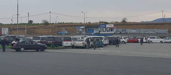 Праворульные машины в транзитной зоне на армяно-грузинской границе Праворульные машины в транзитной зоне на армяно-грузинской границе - Sputnik Армения