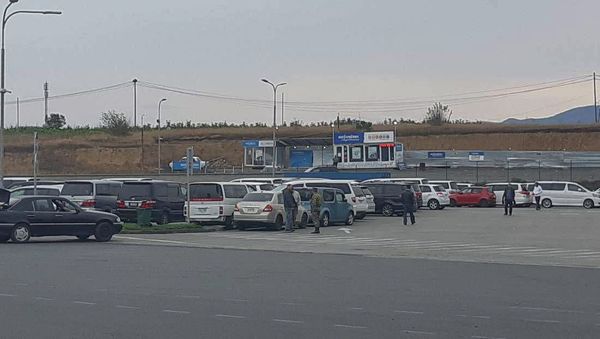 Праворульные машины в транзитной зоне на армяно-грузинской границе Праворульные машины в транзитной зоне на армяно-грузинской границе - Sputnik Армения