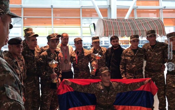 Встреча чемпиона мира по армрестлингу Давида Дадикяна в аэропорту Звартноц (22 октября 2018). Еревaн - Sputnik Армения