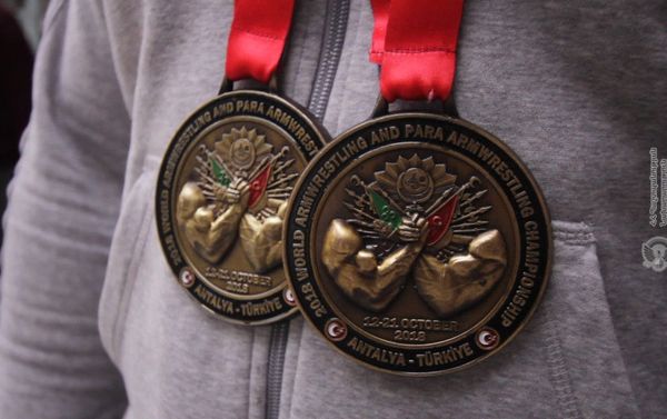 Встреча чемпиона мира по армрестлингу Давида Дадикяна в аэропорту Звартноц (22 октября 2018). Еревaн - Sputnik Армения