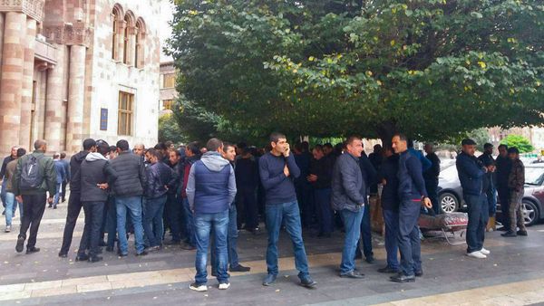 Урцадзорцы собрались на акцию протеста перед домом Правительства (25 октября 2018). Еревaн Урцадзорцы собрались на акцию протеста перед домом Правительства (25 октября 2018). Еревaн - Sputnik Արմենիա