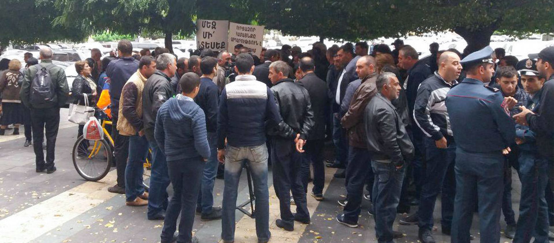 Урцадзорцы собрались на акцию протеста перед домом Правительства (25 октября 2018). Еревaн - Sputnik Արմենիա, 1920, 18.02.2019