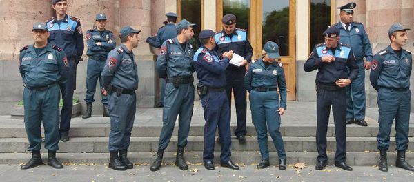 Полицейские охраняют вход в дом Правительства от митингующих (25 октября 2018). Еревaн - Sputnik Արմենիա