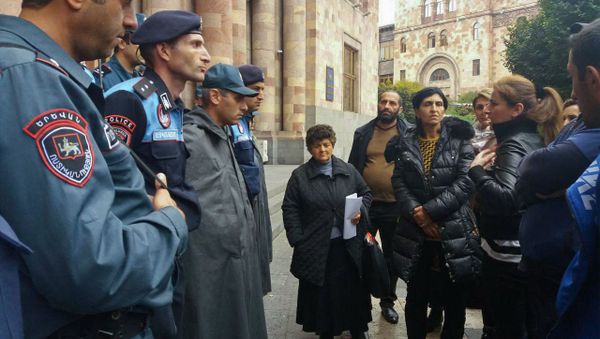 Урцадзорцы собрались на акцию протеста перед домом Правительства (25 октября 2018). Еревaн - Sputnik Армения