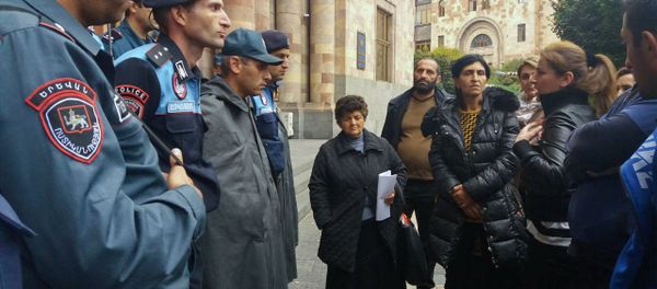 Урцадзорцы собрались на акцию протеста перед домом Правительства (25 октября 2018). Еревaн - Sputnik Армения