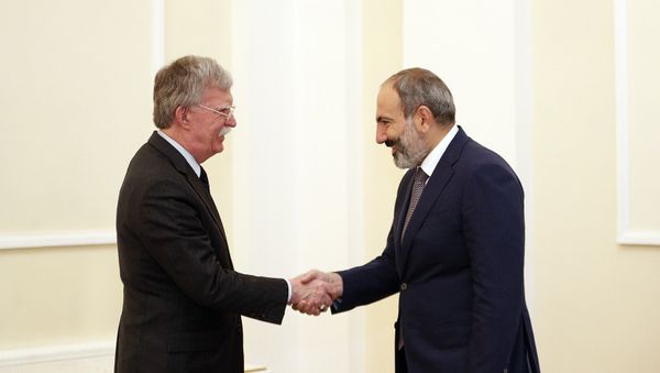 И.о. премьер-министра Армении Никол Пашинян принял советника президента США по национальной безопасности Джона Болтона (25 октября 2018). Еревaн - Sputnik Армения