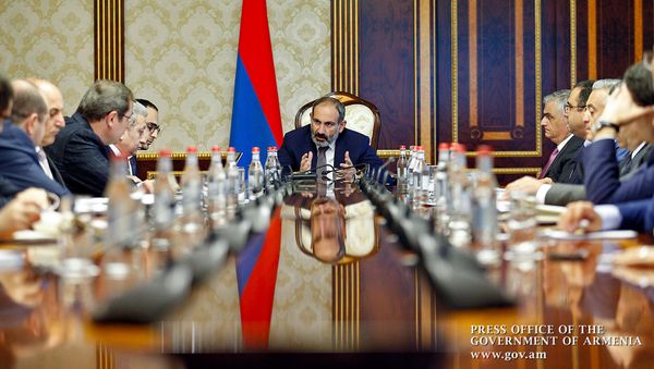 И.о. премьер-министра Никол Пашинян провел совещание с главами финансового блока Правительства (25 октября 2018). Еревaн - Sputnik Արմենիա