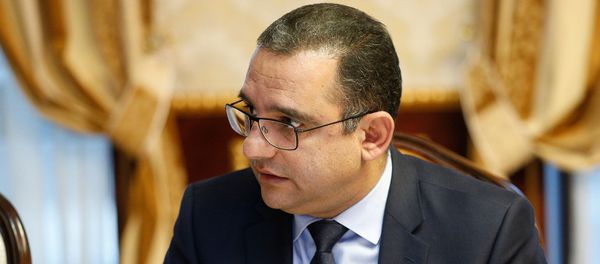 И.о. министра экономического развития и инвестиций Тигран Хачатрян на совещании у премьер-министра (25 октября 2018). Еревaн И.о. министра экономического развития и инвестиций Тигран Хачатрян на совещании у премьер-министра (25 октября 2018). Еревaн - Sputnik Армения