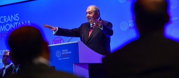 Президент Армении Армен Саркисян принял участие на ежегодном форуме Crans Montana Родина и всемирная безопасность (26 октября 2018). Женева - Sputnik Արմենիա