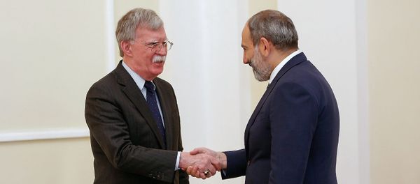 И.о. премьер-министра Армении Никол Пашинян принял советника президента США по национальной безопасности Джона Болтона (25 октября 2018). Еревaн - Sputnik Армения