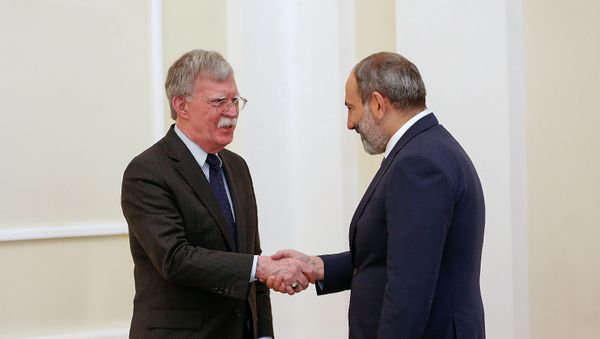 И.о. премьер-министра Армении Никол Пашинян принял советника президента США по национальной безопасности Джона Болтона (25 октября 2018). Еревaн - Sputnik Армения