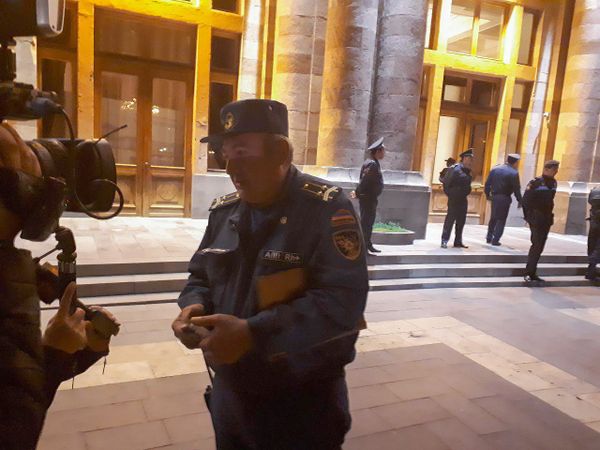 Полицейские перед домом Правительства (27 октября 2018). Еревaн Полицейские перед домом Правительства (27 октября 2018). Еревaн - Sputnik Армения