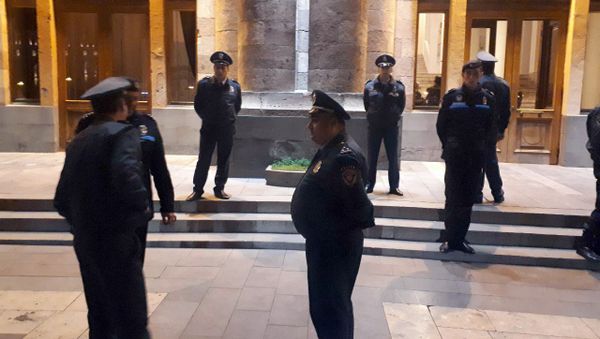 Полицейские перед домом Правительства (27 октября 2018). Еревaн - Sputnik Армения