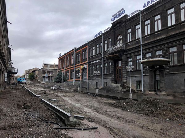 В Гюмри только на старых машинах: гостям города нужно запастись резиновыми сапогами? - Sputnik Армения