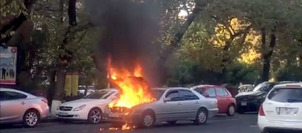 На проспекте Маршала Баграмяна загорелся автомобиль На проспекте Маршала Баграмяна загорелся автомобиль - Sputnik Արմենիա