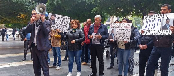 Сторонники лидера вооруженной группы Артура Варданяна на акции протеста перед зданием правительства Армении (5 ноября 2018). Еревaн - Sputnik Արմենիա