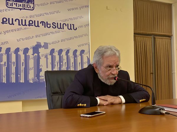 Вы знаете у кого требовать: Артур Месчян пообещал сохранить исторические здания Еревана Вы знаете у кого требовать: Артур Месчян пообещал сохранить исторические здания Еревана - Sputnik Армения