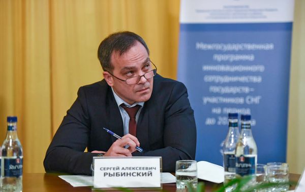 Сергей Рыбинский на обсуждениях во время круглого стола Новые рынки и технологии как возможности для развития межгосударственного инновационного сотрудничества (7 ноября 2018). Еревaн Сергей Рыбинский на обсуждениях во время круглого стола Новые рынки и технологии как возможности для развития межгосударственного инновационного сотрудничества (7 ноября 2018). Еревaн - Sputnik Армения