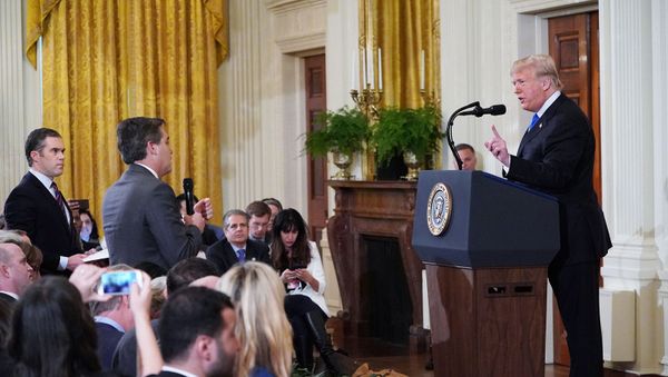 Спор президента США Дональда Трампа с корреспондентом телеканала CNN Джимом Акостой во время пресс-конференции (7 ноября 2018). Вашингтон - Sputnik Армения