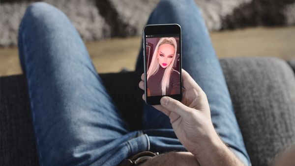Молодой человек рассматривает Instagram сториз Лили Монро Молодой человек рассматривает Instagram сториз Лили Монро - Sputnik Արմենիա