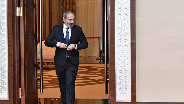 И.о. премьер-министра Армении Никол Пашинян перед заседанием Совета коллективной безопасности ОДКБ (8 ноября 2018). Астана - Sputnik Армения