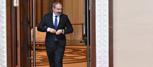 И.о. премьер-министра Армении Никол Пашинян перед заседанием Совета коллективной безопасности ОДКБ (8 ноября 2018). Астана - Sputnik Армения