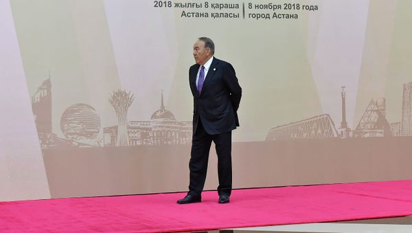 Президент Казахстана Нурсултан Назарбаев в ожидании гостей заседания Совета коллективной безопасности ОДКБ (8 ноября 2018). Астана - Sputnik Армения