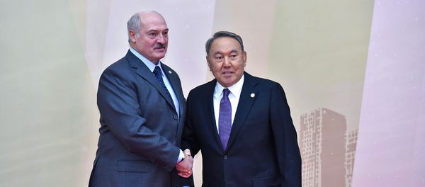 Президент Казахстана Нурсултан Назарбаев встречает президента Беларуси Александра Лукашенко перед заседанием Совета коллективной безопасности ОДКБ (8 ноября 2018). Астана - Sputnik Արմենիա