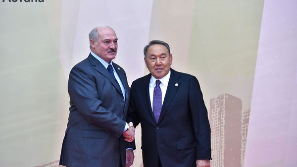 Президент Казахстана Нурсултан Назарбаев встречает президента Беларуси Александра Лукашенко перед заседанием Совета коллективной безопасности ОДКБ (8 ноября 2018). Астана - Sputnik Армения