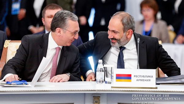 И.о. премьер-министра и министра иностранных дел Армении Никол Пашинян и Зограб Мнацаканян на заседании Совета коллективной безопасности ОДКБ (8 ноября 2018). Астана - Sputnik Армения