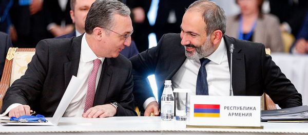 И.о. премьер-министра и министра иностранных дел Армении Никол Пашинян и Зограб Мнацаканян на заседании Совета коллективной безопасности ОДКБ (8 ноября 2018). Астана - Sputnik Армения