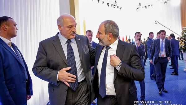 И.о. премьер-министра Армении Никол Пашинян и президент Беларуси Александр Лукашенко на заседании Совета коллективной безопасности ОДКБ (8 ноября 2018). Астана - Sputnik Армения