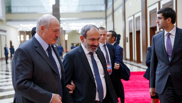 И.о. премьер-министра Армении Никол Пашинян и президент Беларуси Александр Лукашенко на заседании Совета коллективной безопасности ОДКБ (8 ноября 2018). Астана - Sputnik Армения