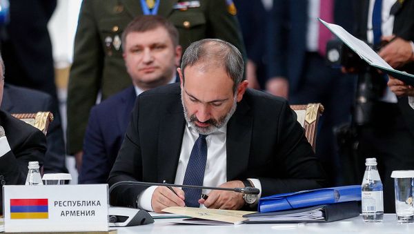 И.о. премьер-министра Армении Никол Пашинян на заседании Совета коллективной безопасности ОДКБ (8 ноября 2018). Астана - Sputnik Армения