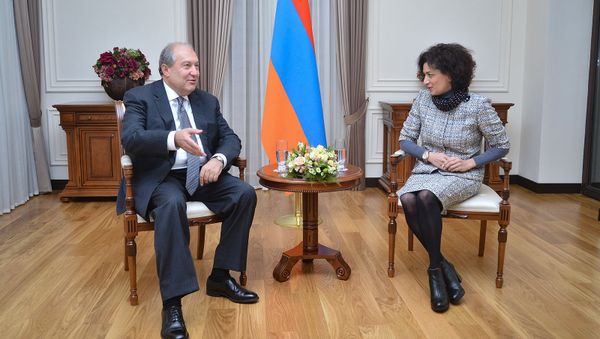 Президент Армении Армен Саркисян принял супругу и.о. премьер-министра Анну Акопян (8 ноября 2018). Еревaн - Sputnik Армения