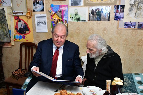 Արմեն Սարգսյանն այցելել է Երվանդ Մանարյանին. մտերմիկ զրույց սիրված արտիստի բնակարանում - Sputnik Արմենիա