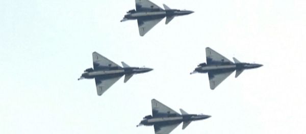 Выступление китайских пилотов на истребителях J-10 Выступление китайских пилотов на истребителях J-10 - Sputnik Армения
