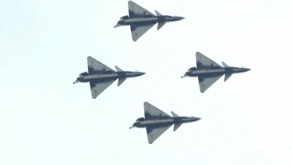 Выступление китайских пилотов на истребителях J-10 - Sputnik Армения