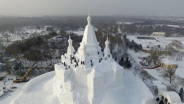 В Китае соорудили самую высокую в мире снежную башню В Китае соорудили самую высокую в мире снежную башню - Sputnik Армения