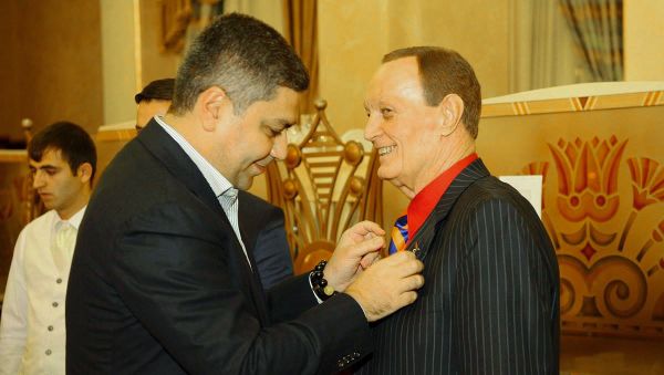 Глава Футбольной федерации Армении Артур Ванецян наградил Сергея Бондаренко золотой медалью (9 ноября 2018). Еревaн - Sputnik Армения