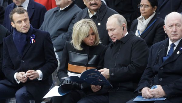 Президент РФ Владимир Путин на мемориальной церемонии у Триумфальной арки в Париже по случаю 100-летия окончания Первой мировой войны. Слева направо: президент Франции Эммануэль Макрон, супруга президента Франции Бриджит Макрон. - Sputnik Армения