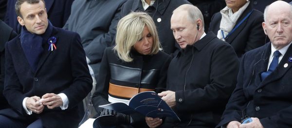 Президент РФ Владимир Путин на мемориальной церемонии у Триумфальной арки в Париже по случаю 100-летия окончания Первой мировой войны. Слева направо: президент Франции Эммануэль Макрон, супруга президента Франции Бриджит Макрон. Президент РФ Владимир Путин на мемориальной церемонии у Триумфальной арки в Париже по случаю 100-летия окончания Первой мировой войны. Слева направо: президент Франции Эммануэль Макрон, супруга президента Франции Бриджит Макрон. - Sputnik Армения