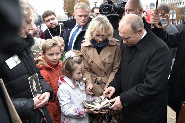 Президент РФ Владимир Путин во время встречи с потомками участников Первой мировой войны Президент РФ Владимир Путин во время встречи с потомками участников Первой мировой войны - Sputnik Армения