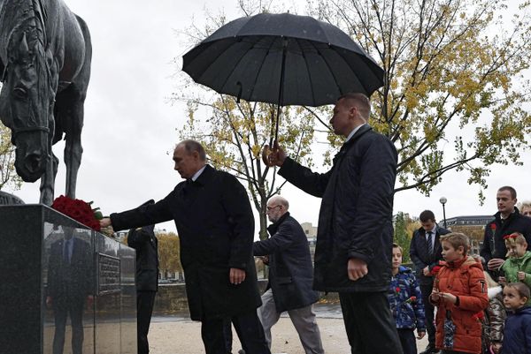Президент РФ Владимир Путин на церемонии возложения цветов к памятнику воинам Русского экспедиционного корпуса, сражавшимся во Франции во время Первой мировой войны. Президент РФ Владимир Путин на церемонии возложения цветов к памятнику воинам Русского экспедиционного корпуса, сражавшимся во Франции во время Первой мировой войны. - Sputnik Армения