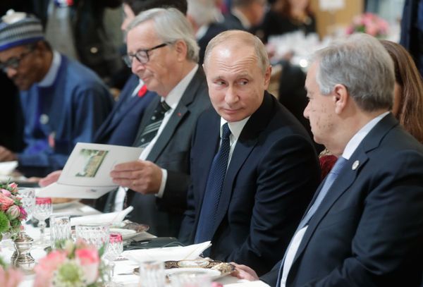 Рабочий визит президента РФ В. Путина во Францию Рабочий визит президента РФ В. Путина во Францию - Sputnik Армения